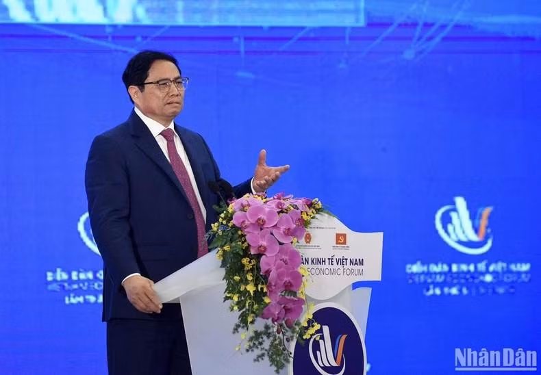 越南政府总理范明正在第五次越南经济论坛上发言。
