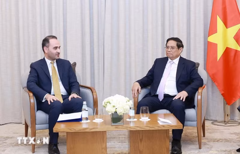 越南政府总理范明正会见JTA国际咨询投资集团首席执行官萨勒米（Amir Ali Salemi）。（图片来源：越通社）