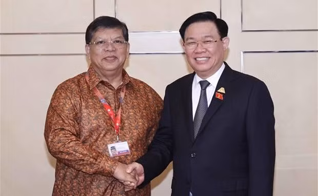 越南国会主席王廷惠会见马来西亚国会下议院议长佐哈里阿卜杜勒。