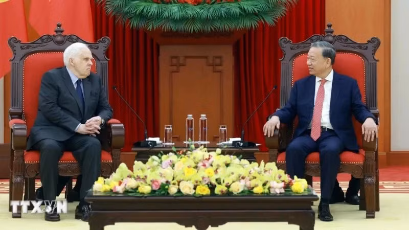 越共中央总书记苏林会见美国联邦快递集团创始人兼首席执行官弗雷德·史密斯。（图片来源：越通社）