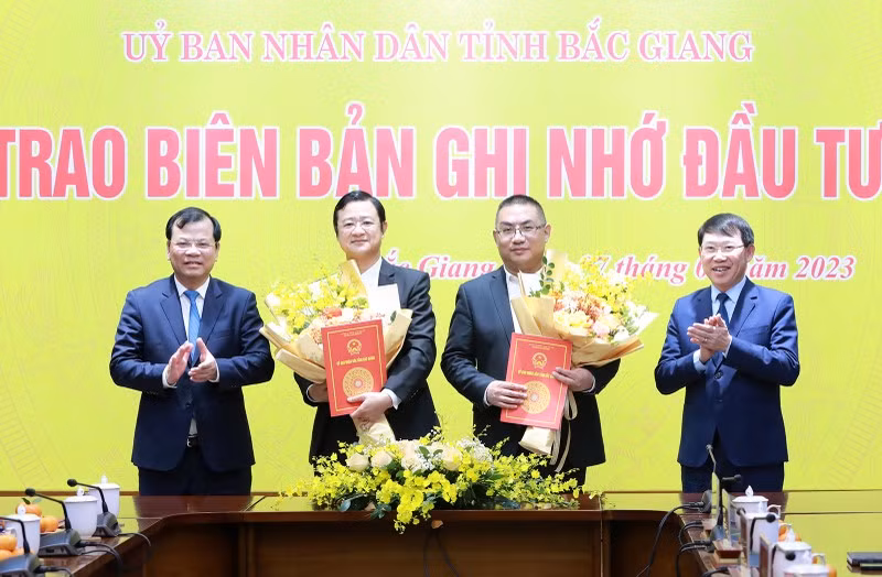 投资谅解备忘录交接仪式。