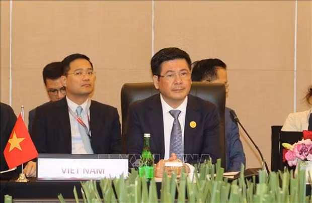越南工贸部部长阮鸿延率领越南代表团出席会议。