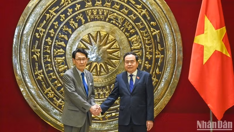 越南国会主席陈青敏会见日本自民党政务调查会长渡海纪三朗。