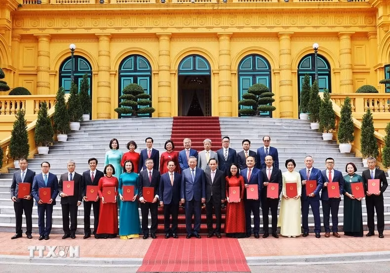 越共中央总书记、国家主席苏林与各位大使和官员合影。