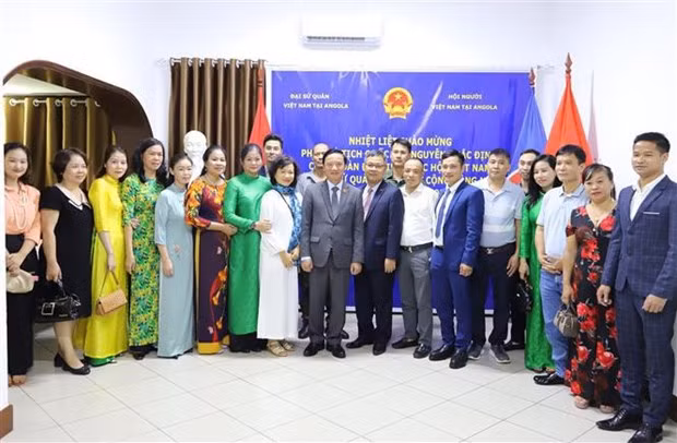 越南国会副主席阮克定和旅安越南人合影。 越南国会副主席阮克定和旅安越南人合影。