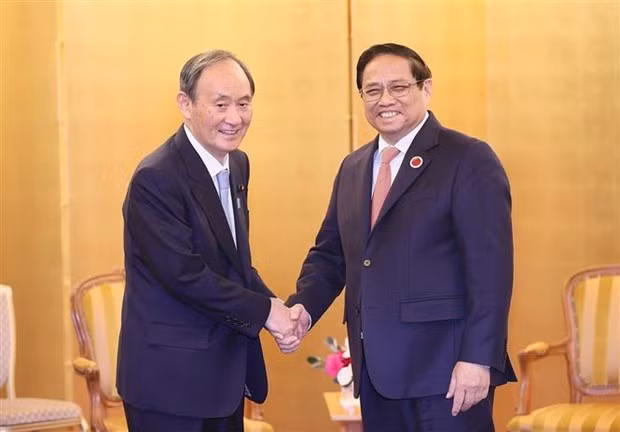 越南政府总理范明正会见日本前首相、越南-日本友好议员联盟顾问菅义伟。