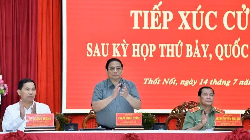 越南政府总理范明正与芹苴市秃碌郡选民展开接触活动。