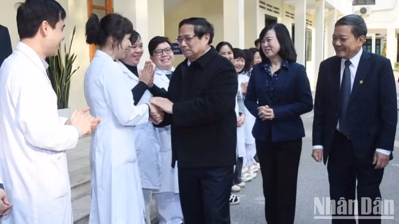 范明正总理视察中央肺科医院。（陈海 摄）