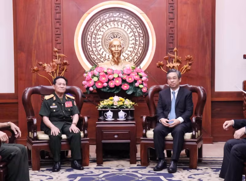 胡志明市市委副书记阮福禄会见老挝首都万象老战士协会主席法隆·林通少将。