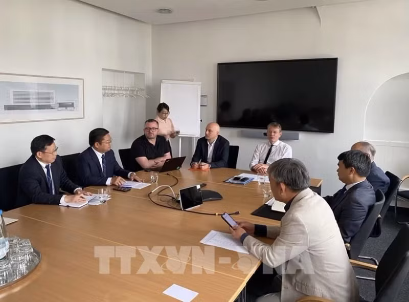 胡志明市工作代表团与法兰克福大学附属医院举行工作会谈。