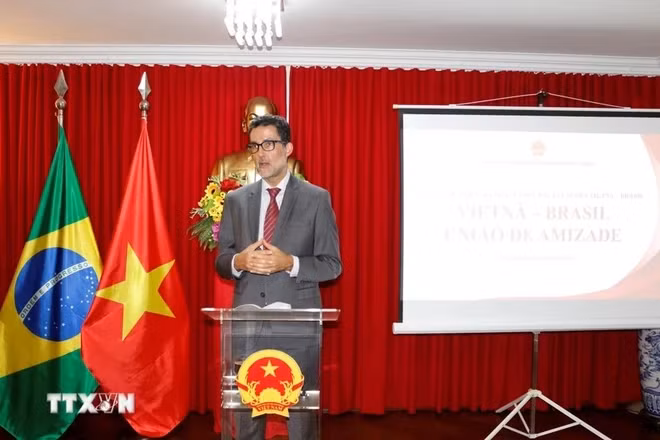 巴西外交部副部长愛德华多•佩斯•萨博亚发表讲话。