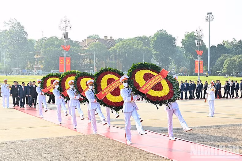 代表团的花圈飘带上写着:“世世代代铭记伟大胡志明主席的功劳”。 代表团的花圈飘带上写着:“世世代代铭记伟大胡志明主席的功劳”。