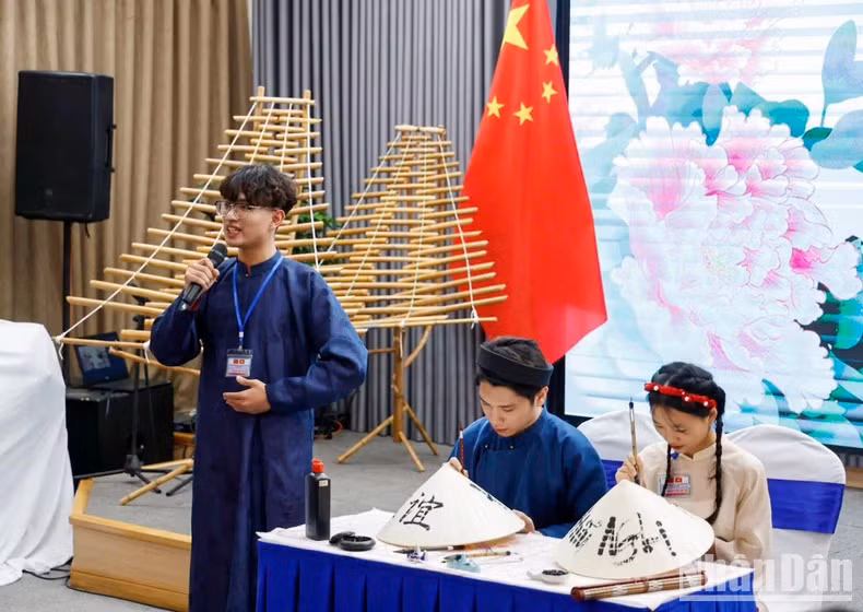 河内国家大学大学生展示越文和中文书法功底。