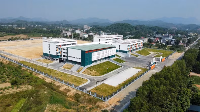 宣光重点高中占地6公顷,拥有现代化的基础设施。 宣光重点高中占地6公顷,拥有现代化的基础设施。