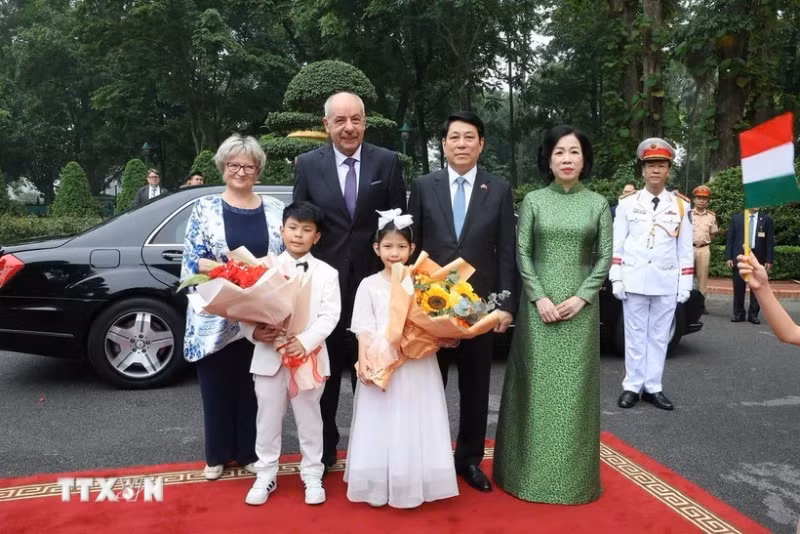 越南国家主席梁强和夫人与匈牙利总统舒尤克·道马什和夫人。（图片来源：越通社）