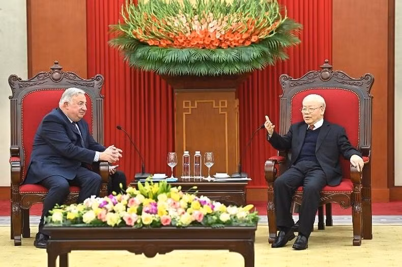 越共中央总书记阮富仲会见法国参议院议长热拉尔·拉尔歇。（登科 摄）