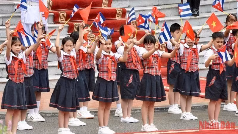 首都河内儿童欢迎越南政府总理范明正和古巴总理曼努埃尔•马雷罗•克鲁斯。（陈海 摄）