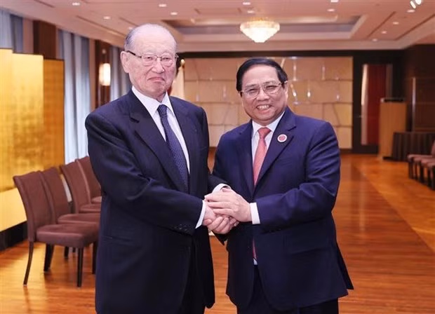 越南政府总理范明正和日本民间外交推进协会(FEC)会长松泽。（图片来源：越通社）