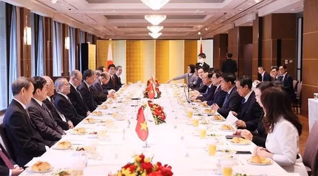 越南政府总理范明正与日本民间外交推进协会(FEC)会长松泽以及其他成员共进早餐。