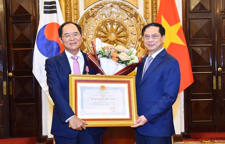 越南外交部长裴青山向韩国驻越南大使朴能运授予友谊勋章。