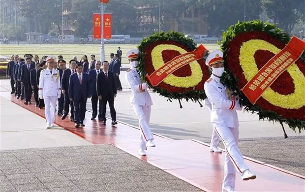 越南党和国家领导人入陵瞻仰胡志明主席遗容。