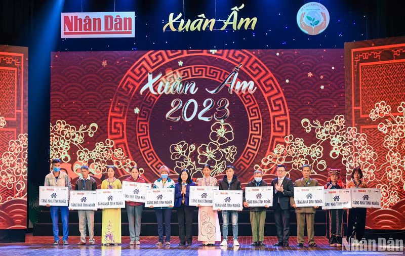 在“2023年温暖春节”艺术活动的框架内，组委会向过去一年受自然灾害影响的优抚家庭、贫困户赠送每间价值1亿越盾的12间情义屋。