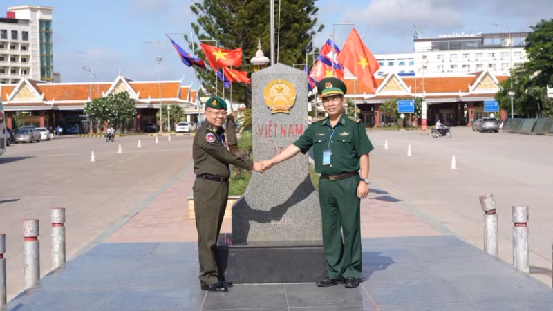 越南边防部队政治副主任阮青海大校与柬埔寨国防部边防局局长、副总参谋长Tien Sophonrnvong中将。