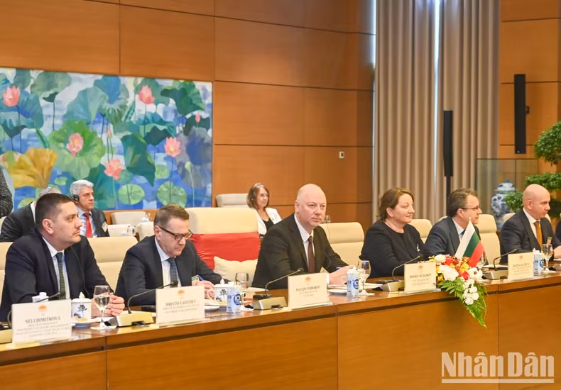 保加利亚议会议长耶利亚兹科夫在会谈中发表讲话。