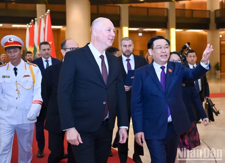 越南国会主席王廷惠与保加利亚议会议长耶利亚兹科夫。