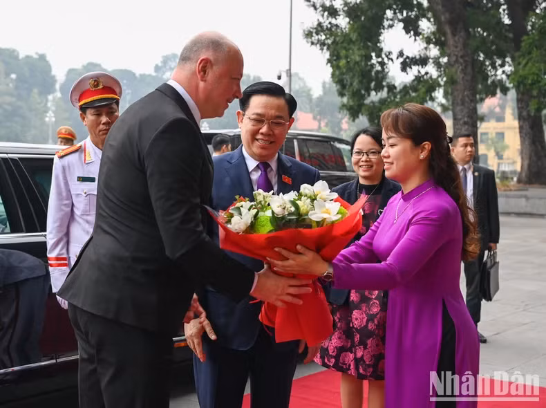 越南国会办公厅代表送花欢迎保加利亚议会议长耶利亚兹科夫。