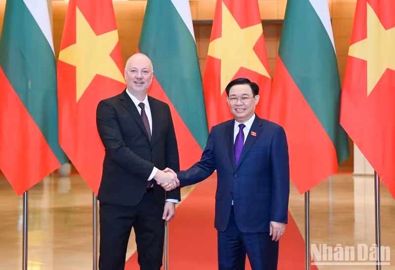 越南国会主席王廷惠与保加利亚议会议长耶利亚兹科夫。（维玲 摄）