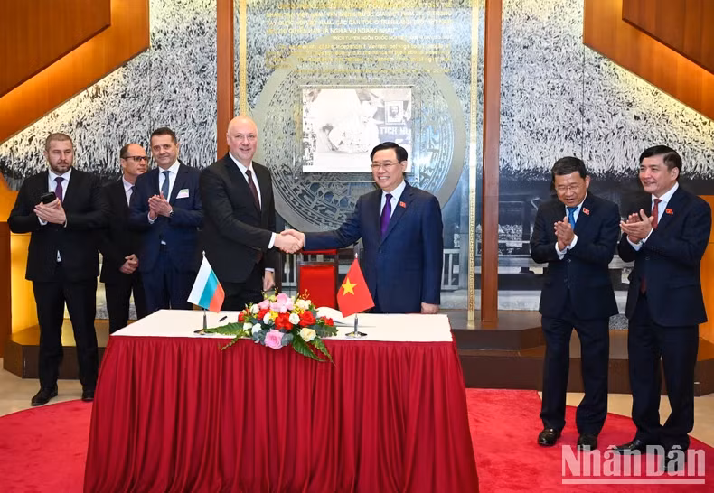 保加利亚议会议长耶利亚兹科夫在越南国会传统陈列室的纪念簿上留言。