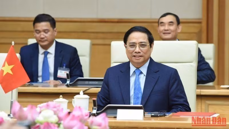 越南政府总理范明正在会谈中发表讲话。（陈海 摄）