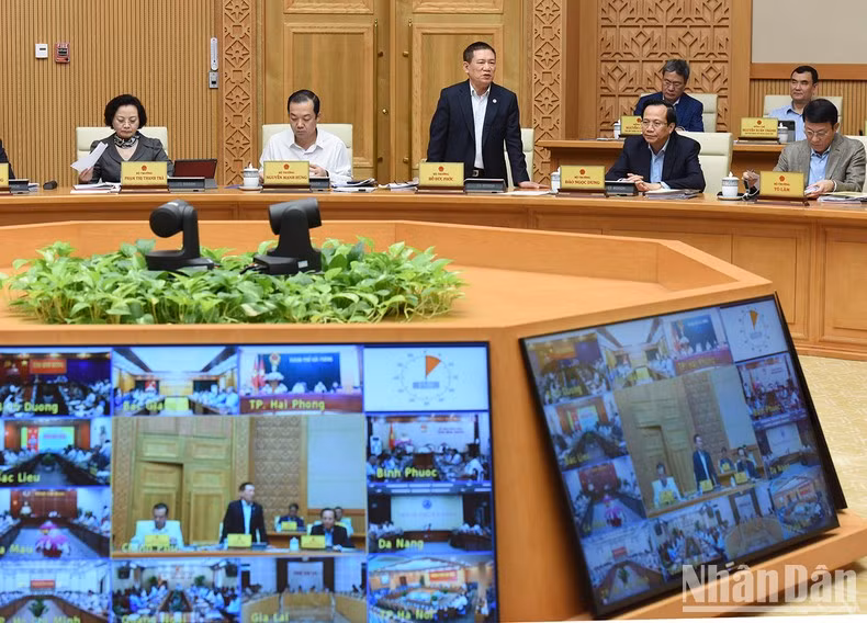财政部部长胡德福在会上发表讲话。