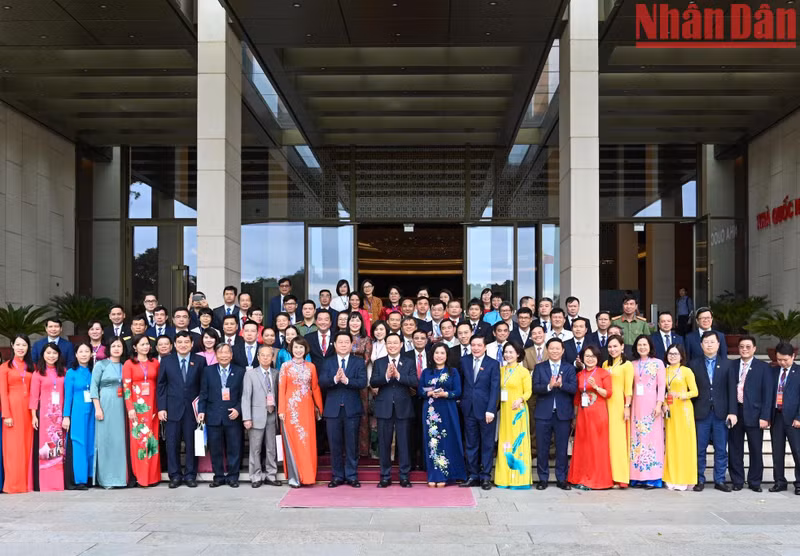 越南国会主席王廷惠与越共中央宣教部部长阮重义同各位代表合影。