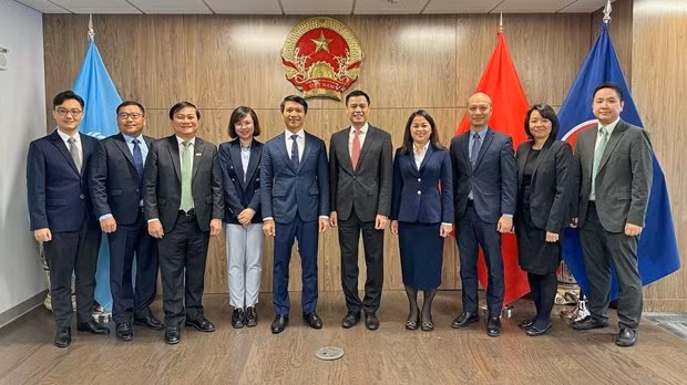 越南常驻联合国代表团团长邓黄江大使与胡志明共青团中央委员会常务书记阮玉良一行合影。