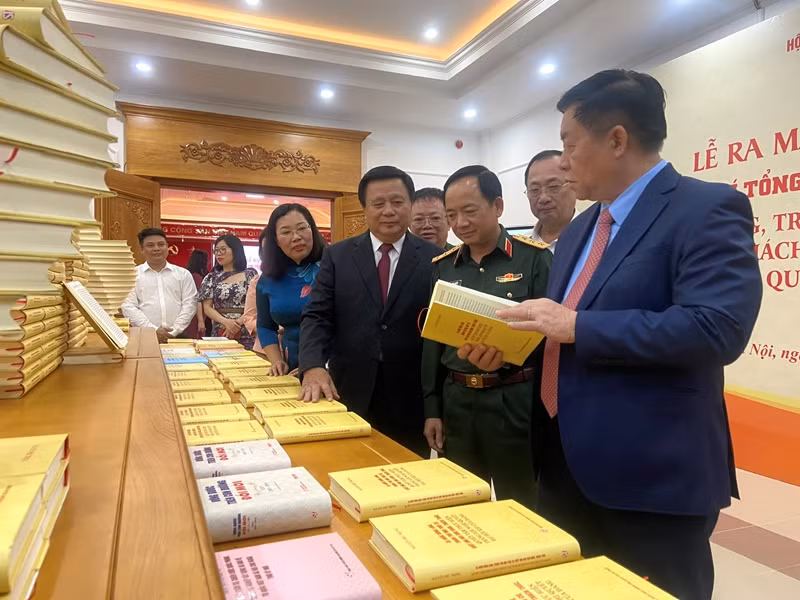 各位代表参观新书展示区。