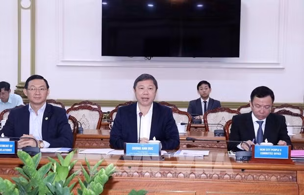 胡志明市人民委员会副主席杨英德发表讲话。
