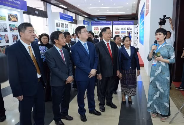 与会代表参观展览会。