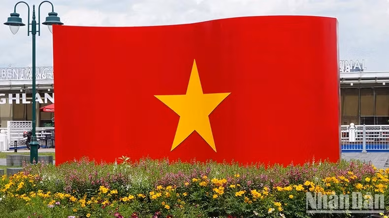 在胡志明市第一郡白腾码头公园竖起的一面大旗帜。（武英 摄）