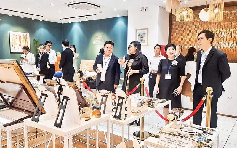 新加坡企业代表参观胡志明市贸易与投资促进中心。