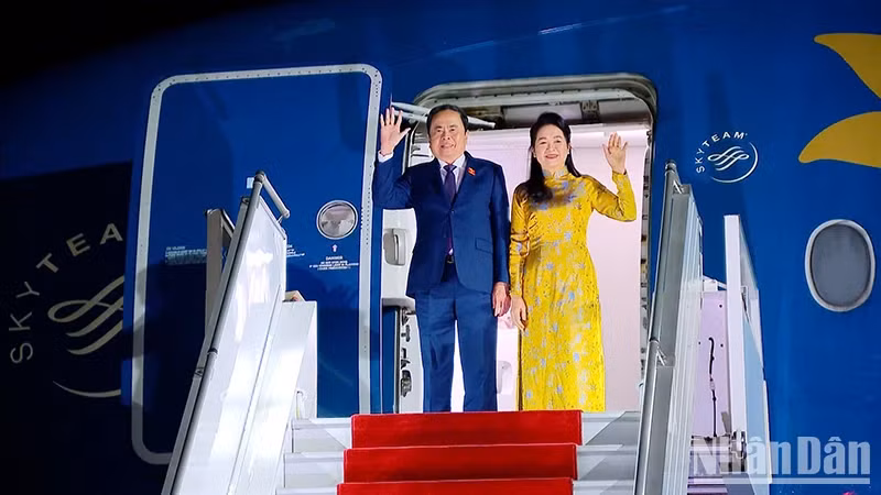 越南国会主席陈青敏和夫人抵达埃里温 开始对亚美尼亚进行正式访问。