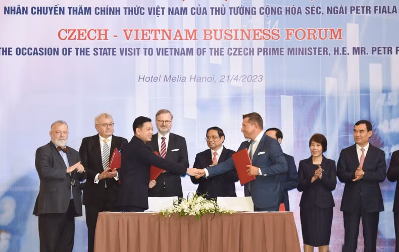 范明正总理与彼得•菲亚拉总理出席Armex集团与越南油气电力总公司关于加强合作的谅解备忘录签字仪式。