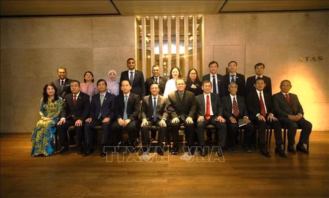越南国会副主席阮克定(左五)、马来西亚国会上议院副议长努尔贾兹兰·宾·丹·斯里·穆罕默德(左六)及双方代表合影。 越南国会副主席阮克定(左五)、马来西亚国会上议院副议长努尔贾兹兰·宾·丹·斯里·穆罕默德(左六)及双方代表合影。