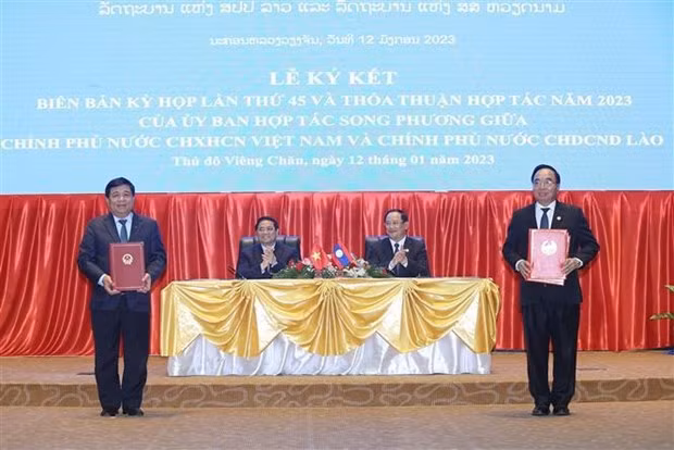 范明正总理和宋赛·西潘敦共同见证了会议纪要和2023年两国政府双边合作谅解备忘录的签署。