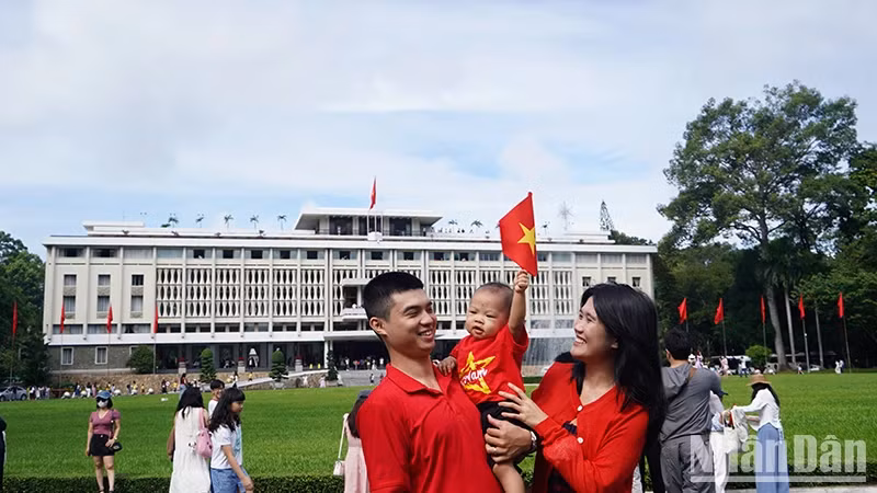 9月2日一大早，许多家庭举着国旗来到统一宫庆祝国庆节。