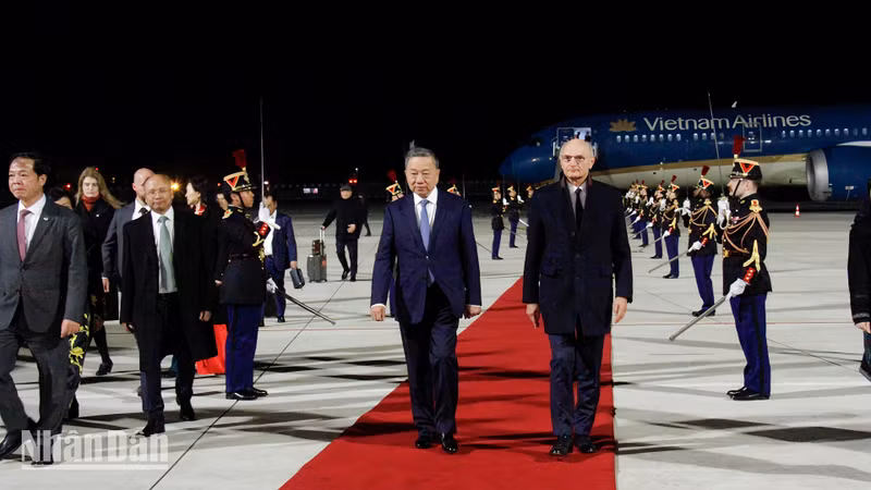 苏林总书记、国家主席抵达首都巴黎奥利机场, 开始出席第19届法国国家组织首脑会议和访问法国之行。（凯旋 摄）