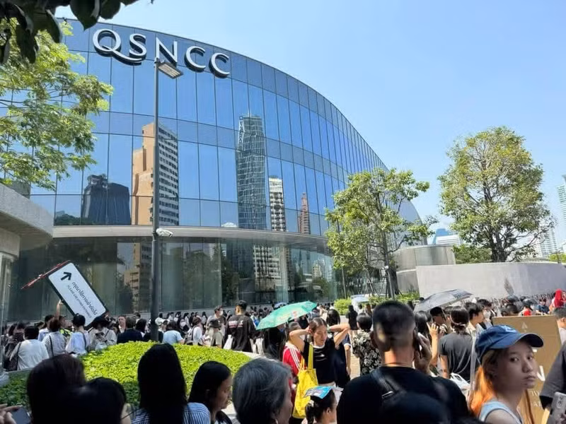 缅甸发生7.7级地震，泰国民众惊恐不已，纷纷涌上街头。（图片来源：因特网）