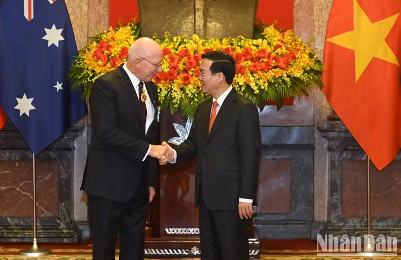 越南国家主席武文赏与澳大利亚总督戴维·赫尔利握手。
