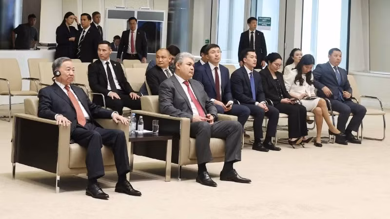 苏林总书记造访阿斯塔纳国际金融中心。（图片来源：越通社）